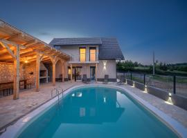 Villa Nesa - beautiful guest house at continental Croatia with Outdoor swimming pool, Sauna and 3 Bedrooms，位于Plaški的旅馆