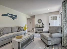 Apex Home about 15 Mi to Downtown Raleigh!，位于埃佩克斯的酒店