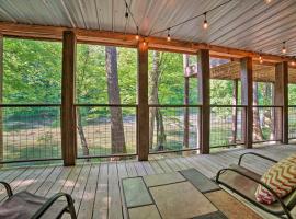 Crystal River Cabin with Scenic View and Fire Pit，位于Walland的酒店