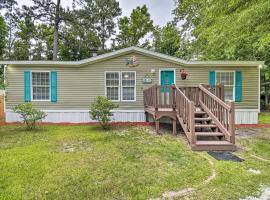 Charming Supply Home Less Than 2 Mi to Holden Beach!，位于Supply的酒店