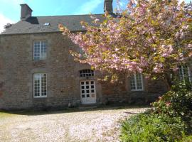 Le Presbytère, Cotentin, Val de Saire, Fermanville, proximité immédiate mer et forêt，位于Fermanville的酒店