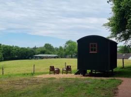 Shepherds hut surrounded by fields and the Jurassic coast，位于布里德波特的露营地