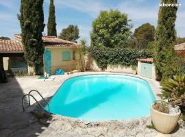 Villa familiale - Proche Aix en Provence，位于Ventabren的酒店
