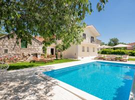 Amazing Home In Lovrec With Outdoor Swimming Pool，位于Lovreć的酒店