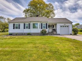 Cozy Middletown Home Near Beaches and Newport!，位于米德尔敦的酒店