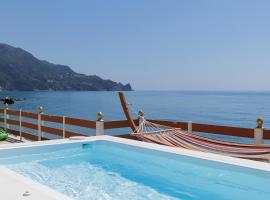 Villa Renata & Villa Filippos with private Plunge Pool by Konnect，位于阿齐欧斯·贡多斯的乡间豪华旅馆