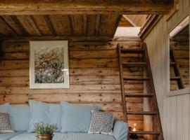 Vienkiemio Oazė - Namelis Prie Upelio，位于Galvokai的带热水浴缸的酒店