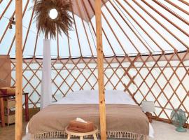 Glamping Iurte Mongole Spiritul Zimbrului，位于布泽乌河畔瓦马乡的酒店