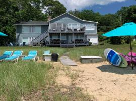 Bayfront Wareham Retreat with Private Beach!，位于瓦尔汉的酒店