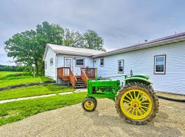 Stunning Wisconsin Retreat on Active Farm!，位于春绿村的酒店