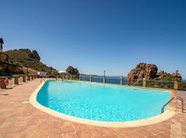 L'Estasi Tanca Piras a bordo piscina con vista mare，位于内比达的海滩酒店