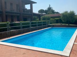 Apartment with swimming pool in Manerba del Garda，位于Montinelle的酒店