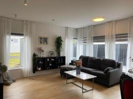 Spacious 3BR Condo near Blue lagoon 15M Airport 9M，位于Njarðvík的酒店