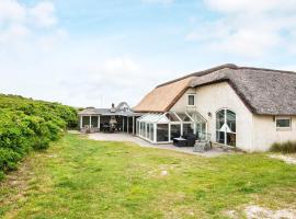 16 person holiday home in Ulfborg，位于乌尔夫堡的酒店