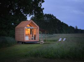 Glamping Hluboká，位于伏尔塔瓦河畔赫卢博卡的豪华帐篷