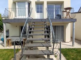 Maison chaleureuse avec parking gratuit sur place，位于Coulogne的酒店