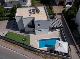 Villa Lumaka Sun - Amazing Home In Brodarica with 4 Bedrooms, Wifi, Outdoor Swimming Pool and Heated Swimming Pool，位于布罗达里卡的乡村别墅