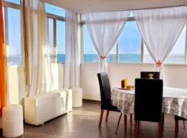 Apartamento moderno com vista para o mar