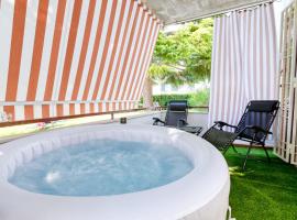Wolf House - Peschiera Holiday - Jacuzzi Privata，位于佩斯基耶拉德加达的带按摩浴缸的酒店