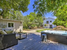 Luxe Wine Country Getaway with Vineyard Views，位于Rutherford的酒店