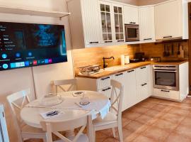 Lux House next to the Airport of Athens. Transport 24h，位于阿特米达的酒店