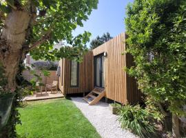 "La cabane du sentier", logement original en bois et sur pilotis avec beau jardin et très proche de la mer，位于桑加特的酒店