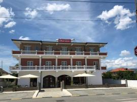 Hotel Xhelili，位于Cërrik的酒店