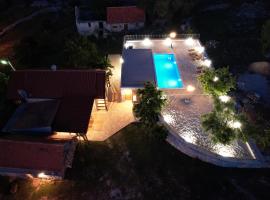 Patakun holiday home for 5, with heated pool，位于Lećevica的乡村别墅