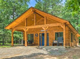 Falling Star Eagletown Cabin with Hot Tub Pets OK，位于Eagletown的酒店