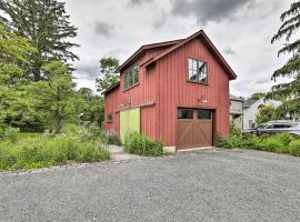 Barn-Like Studio Suite with Flowering Garden!，位于Titusville的家庭/亲子酒店