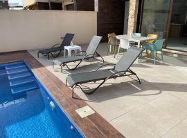 Villa de 2022 moderna y con piscina privada，位于圣佩德罗-德尔皮纳塔尔杜斯马里斯购物中心附近的酒店