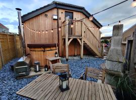 The Studio Cheddar - With Wood Fired Hot Tub, Near Cheddar Gorge，位于Draycott的酒店