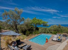 Villa bodri, maison en pierre avec vue mer et piscine chauffée，位于利勒鲁斯的宠物友好酒店