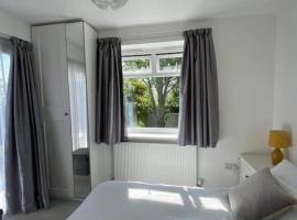 Dingley Dell - Superb location for Truro in private accommodation，位于Perranwell特来里斯克花园附近的酒店