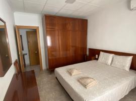 Cozy Apartment in Centre of Alicante near Plaza de Toros，位于阿利坎特瑞克佩雷斯体育场附近的酒店
