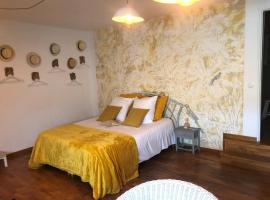 Grande Chambre Familiale JAUNE Tout Bonnement Bien，位于Putot-en-Auge的住宿加早餐旅馆