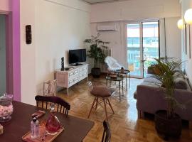 Comfortable 2-bedroom apartment near city center 100m from metro，位于雅典阿基亚斯扬地铁站附近的酒店
