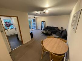 Spacious 2-Bedroom Flat Near Surbiton Station，位于Surbiton的酒店