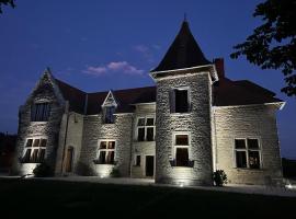 Chambres au Château du Mouillat，位于Saint-Clair-de-la-Tour的旅馆