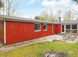 Ten-Bedroom Holiday home in Øster Assels，位于Sillerslev的酒店