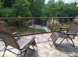 Guest House House at the Forest სახლი ტყის პირას，位于Gordi的酒店