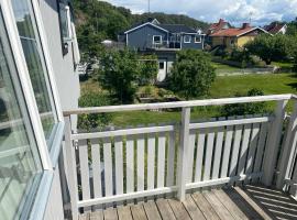 Cheerful Three room villa at Strömstad City Center，位于斯特伦斯塔德的公寓