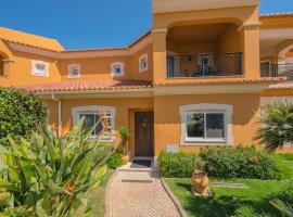 Beautiful Villa on Boavista Golf Resort - Daily Service & Spa Access，位于拉戈斯的度假村
