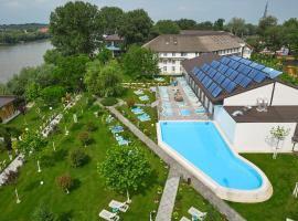 Lebada Luxury Resort & Spa，位于克里尚的带泳池的酒店