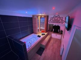 Spamoureux EPINAY，位于&Eacute;pinay-sous-S&eacute;nart的带热水浴缸的酒店