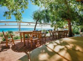 Naz Beach Bungalow Hotel in Antalya，位于基兹洛特的酒店