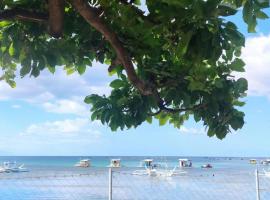 Golden Kirins Beach Resort，位于利安的酒店