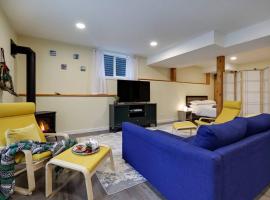 Adorable private suite with indoor fire place，位于科克伦Town Of Cochrane-Arena附近的酒店