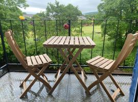 Riverbank Cottage Lake District Double Balcony，位于Egremont的酒店