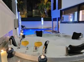Private & Secluded Luxury Villa Casa Pura Vida，位于贝莱克的带按摩浴缸的酒店